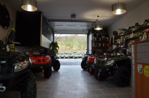 quad 4x4 arctic cat dans le showroom